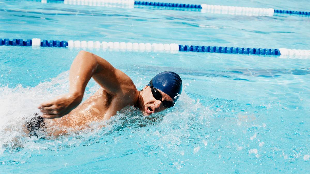 Nageur en piscine — bouchons de natation sur mesure, AUDIHŌME Genève et Vaud